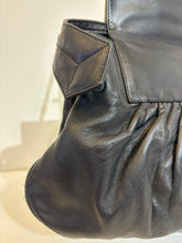 Carica l'immagine nel visualizzatore di Gallery, Borsa in nappa con placca logo