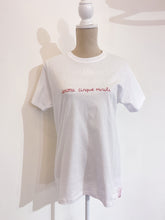 Load image into Gallery viewer, Tshirt ricamata a mano