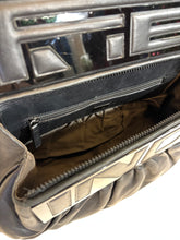 Carica l'immagine nel visualizzatore di Gallery, Borsa in nappa con placca logo