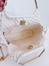 Carica l'immagine nel visualizzatore di Gallery, Pochette macramè