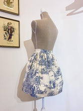 Carica l&#39;immagine nel visualizzatore di Gallery, Minigonna - Toile de Jouy azzurro - Taglia 38