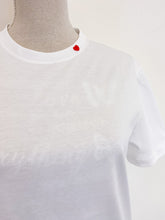 Carica l&#39;immagine nel visualizzatore di Gallery, Tshirt Mavi - regular - Bottoncino cuore