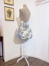 Carica l&#39;immagine nel visualizzatore di Gallery, Minigonna - Toile de Jouy azzurro - Taglia 38