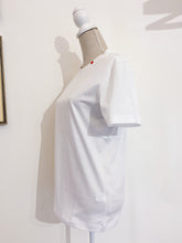 Load image into Gallery viewer, Mavi tshirt - regular - Heart button