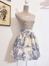 Carica l&#39;immagine nel visualizzatore di Gallery, Minigonna - Toile de Jouy azzurro - Taglia 38