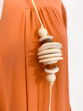 Carica l&#39;immagine nel visualizzatore di Gallery, Collana in legno