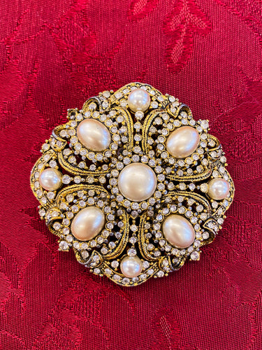Vintage brooch with pearls