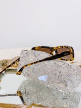Carica l&#39;immagine nel visualizzatore di Gallery, Gigi Hadid for Vogue - Occhiali da sole.