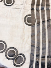 Carica l&#39;immagine nel visualizzatore di Gallery, Sciarpa nera in voile con ricamo
