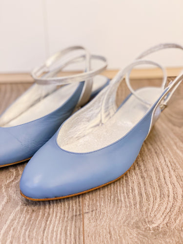 Scarpa artigianale modello Chanel con cinturino