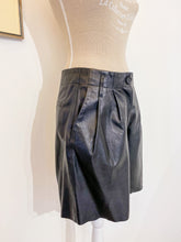 Load image into Gallery viewer, Leather Bermuda shorts - Size 44