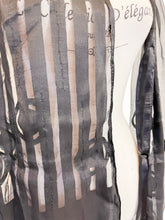 Carica l&#39;immagine nel visualizzatore di Gallery, Sciarpa nera in voile con ricamo